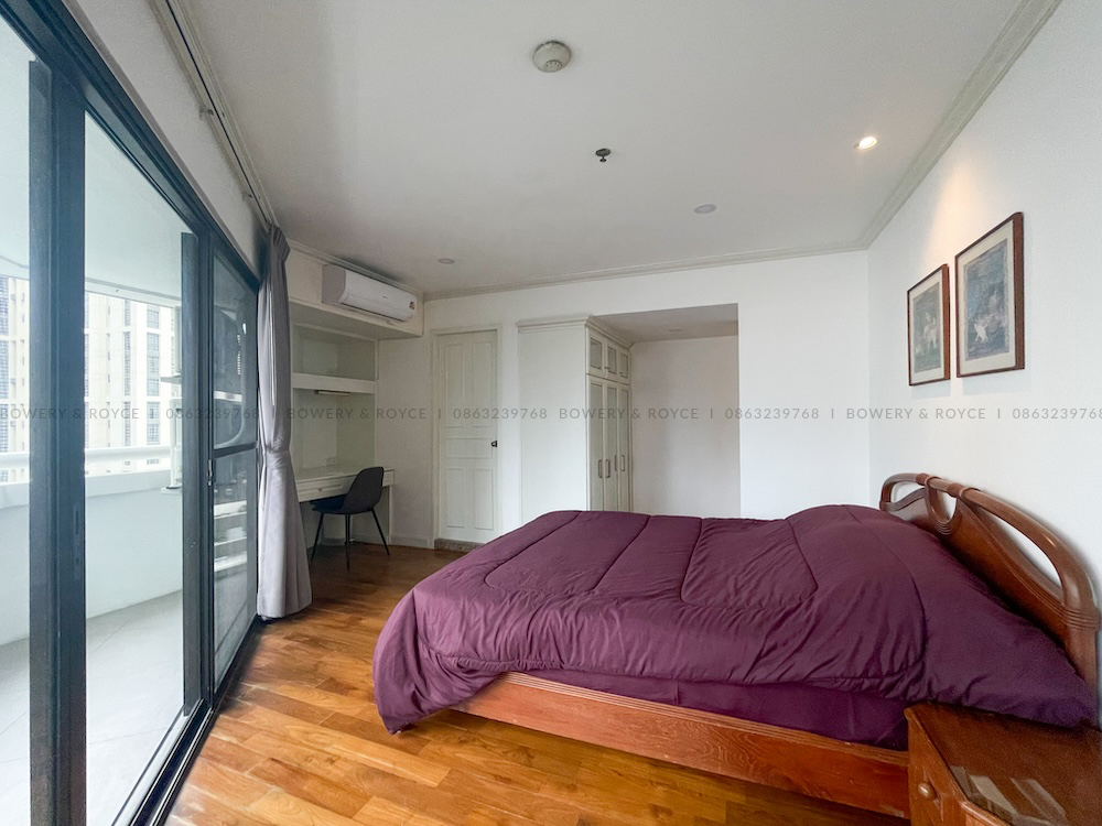 Large Three-Bedroom Condo for Rent in Sukhumvit 39, Close to BTS Phrom Phong