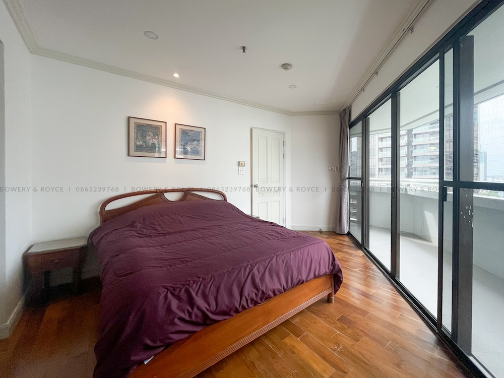 Large Three-Bedroom Condo for Rent in Sukhumvit 39, Close to BTS Phrom Phong