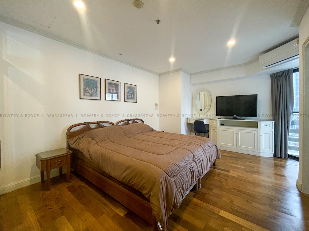 Large Three-Bedroom Condo for Rent in Sukhumvit 39, Close to BTS Phrom Phong
