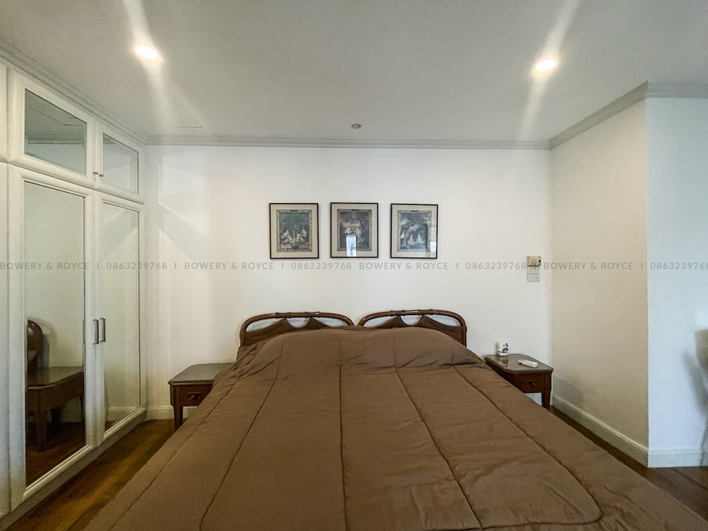 Large Three-Bedroom Condo for Rent in Sukhumvit 39, Close to BTS Phrom Phong