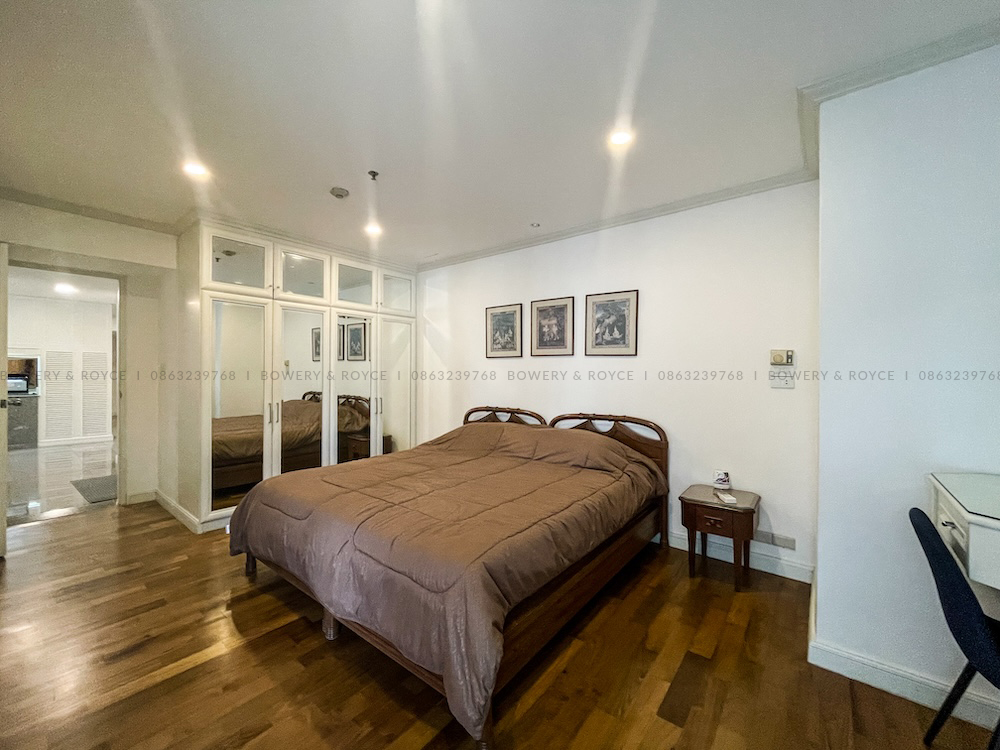Large Three-Bedroom Condo for Rent in Sukhumvit 39, Close to BTS Phrom Phong