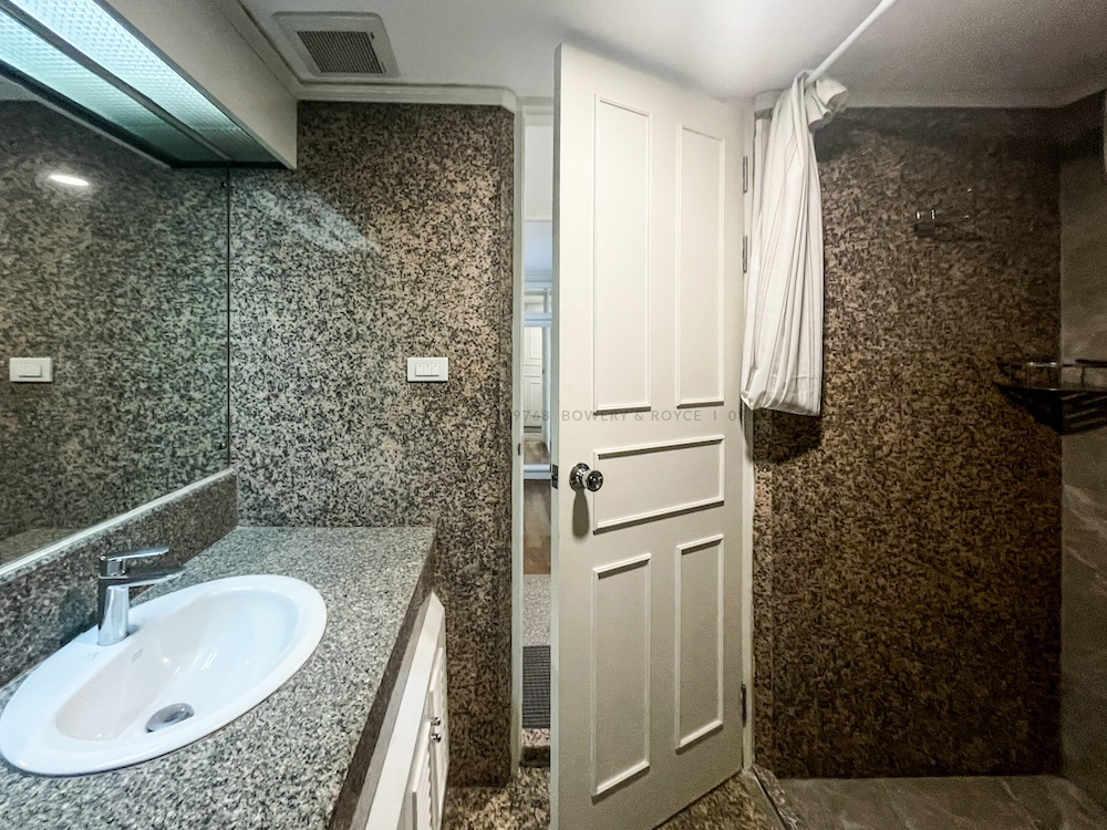 Large Three-Bedroom Condo for Rent in Sukhumvit 39, Close to BTS Phrom Phong