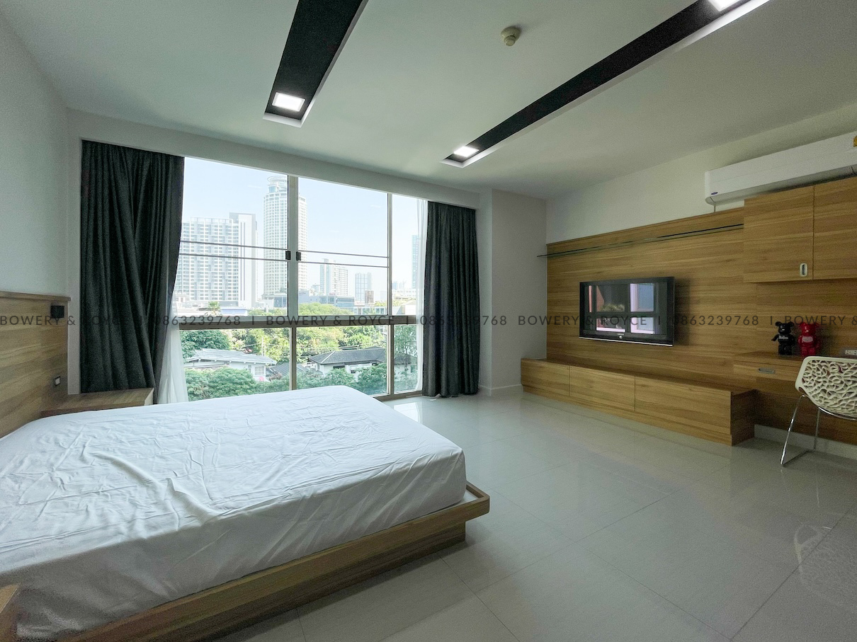 Spacious 2 Bedroom Condo for Rent in Phra Khanong – Pet Friendly, Near BTS