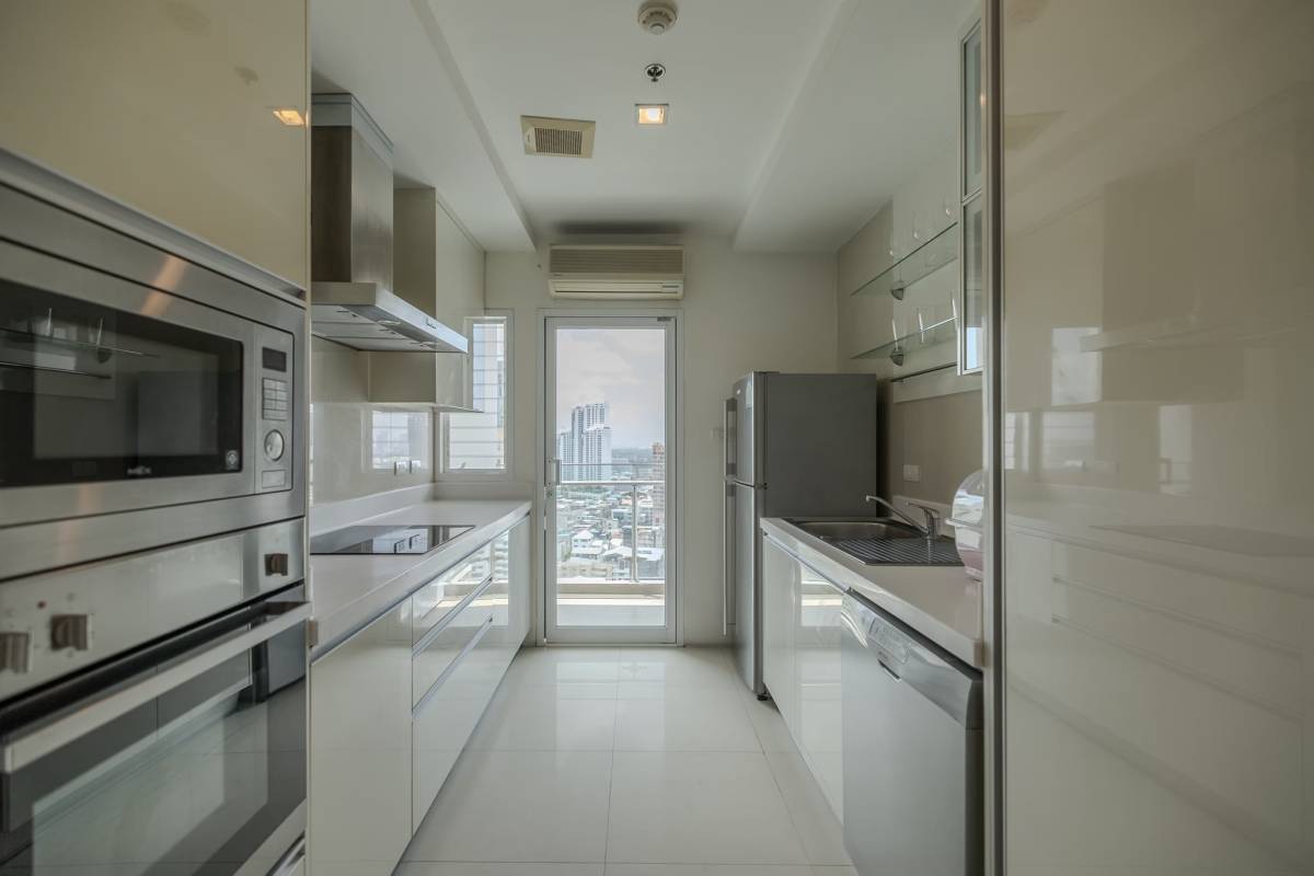 Spacious Two-Bedroom Pet-Friendly Apartment for Rent in Phrom Phong