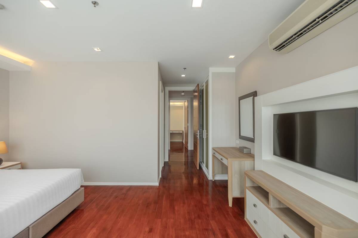 Spacious Two-Bedroom Pet-Friendly Apartment for Rent in Phrom Phong