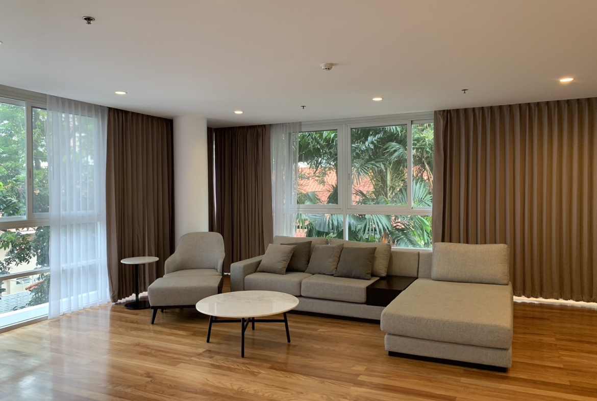 Discover a beautifully renovated 3-bedroom, 3-bathroom residence in the heart of Sukhumvit 65, Ekkamai.