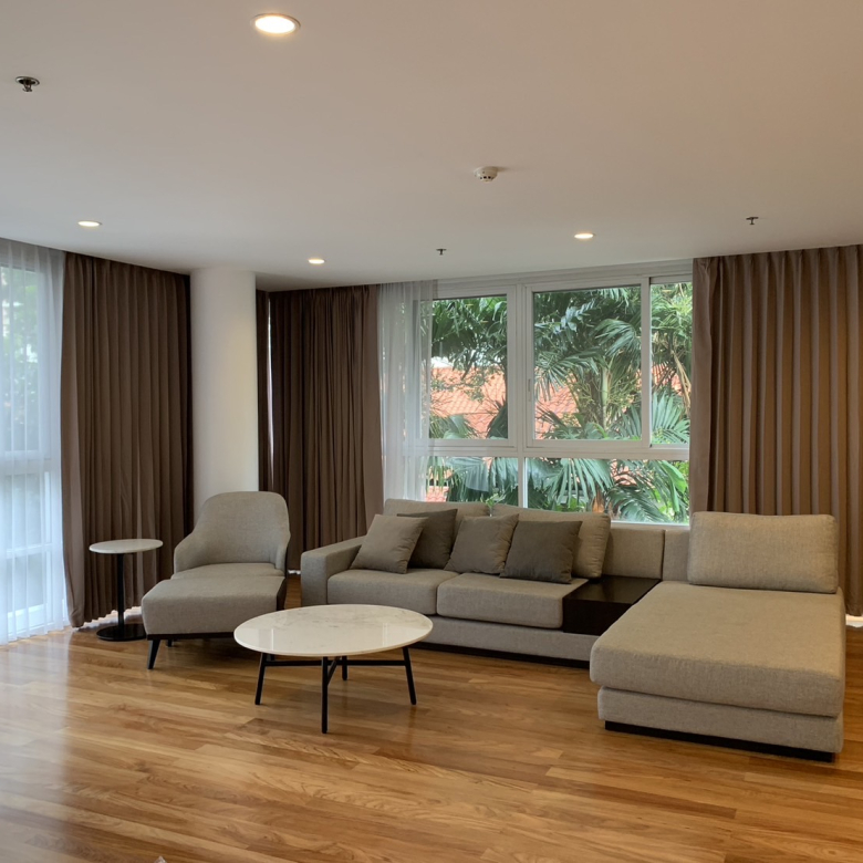 Discover a beautifully renovated 3-bedroom, 3-bathroom residence in the heart of Sukhumvit 65, Ekkamai.
