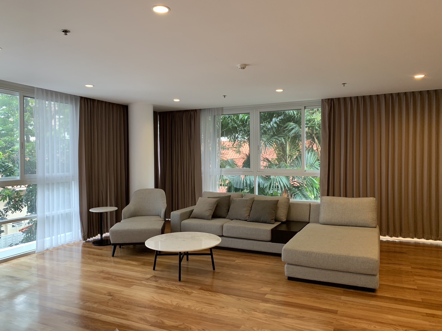 Discover a beautifully renovated 3-bedroom, 3-bathroom residence in the heart of Sukhumvit 65, Ekkamai.