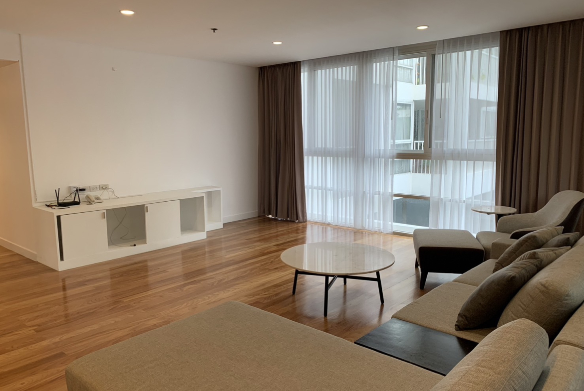 Discover a beautifully renovated 3-bedroom, 3-bathroom residence in the heart of Sukhumvit 65, Ekkamai.