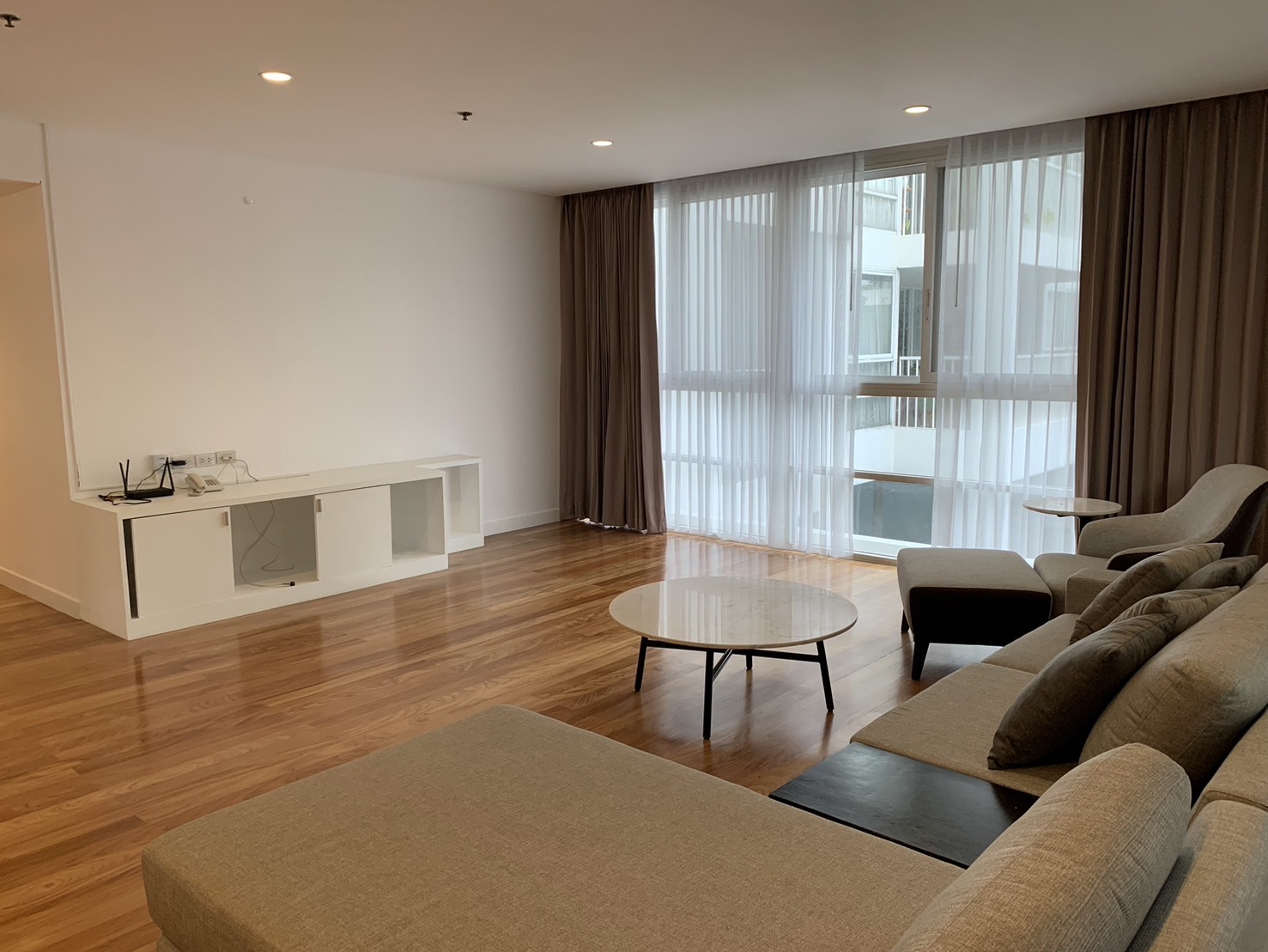 Discover a beautifully renovated 3-bedroom, 3-bathroom residence in the heart of Sukhumvit 65, Ekkamai.