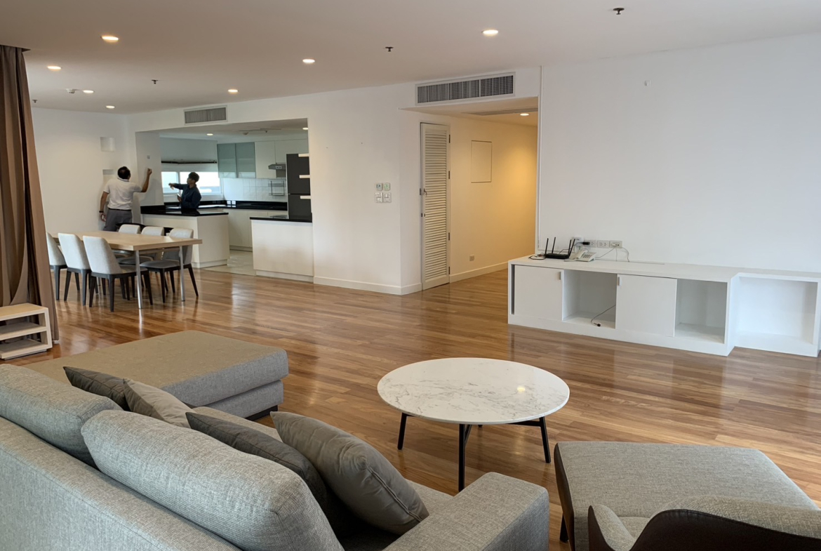 Discover a beautifully renovated 3-bedroom, 3-bathroom residence in the heart of Sukhumvit 65, Ekkamai.