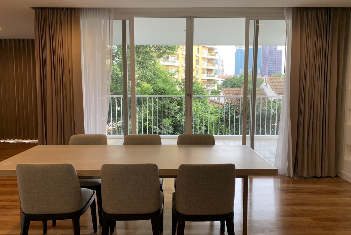 Discover a beautifully renovated 3-bedroom, 3-bathroom residence in the heart of Sukhumvit 65, Ekkamai.