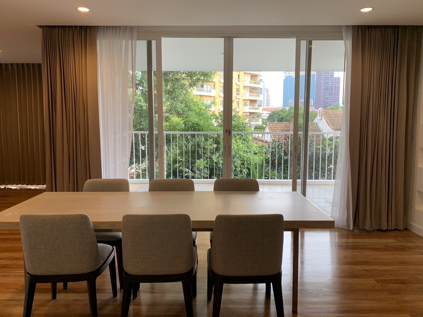 Discover a beautifully renovated 3-bedroom, 3-bathroom residence in the heart of Sukhumvit 65, Ekkamai.