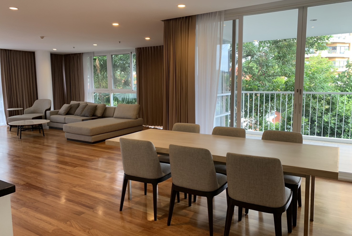 Discover a beautifully renovated 3-bedroom, 3-bathroom residence in the heart of Sukhumvit 65, Ekkamai.