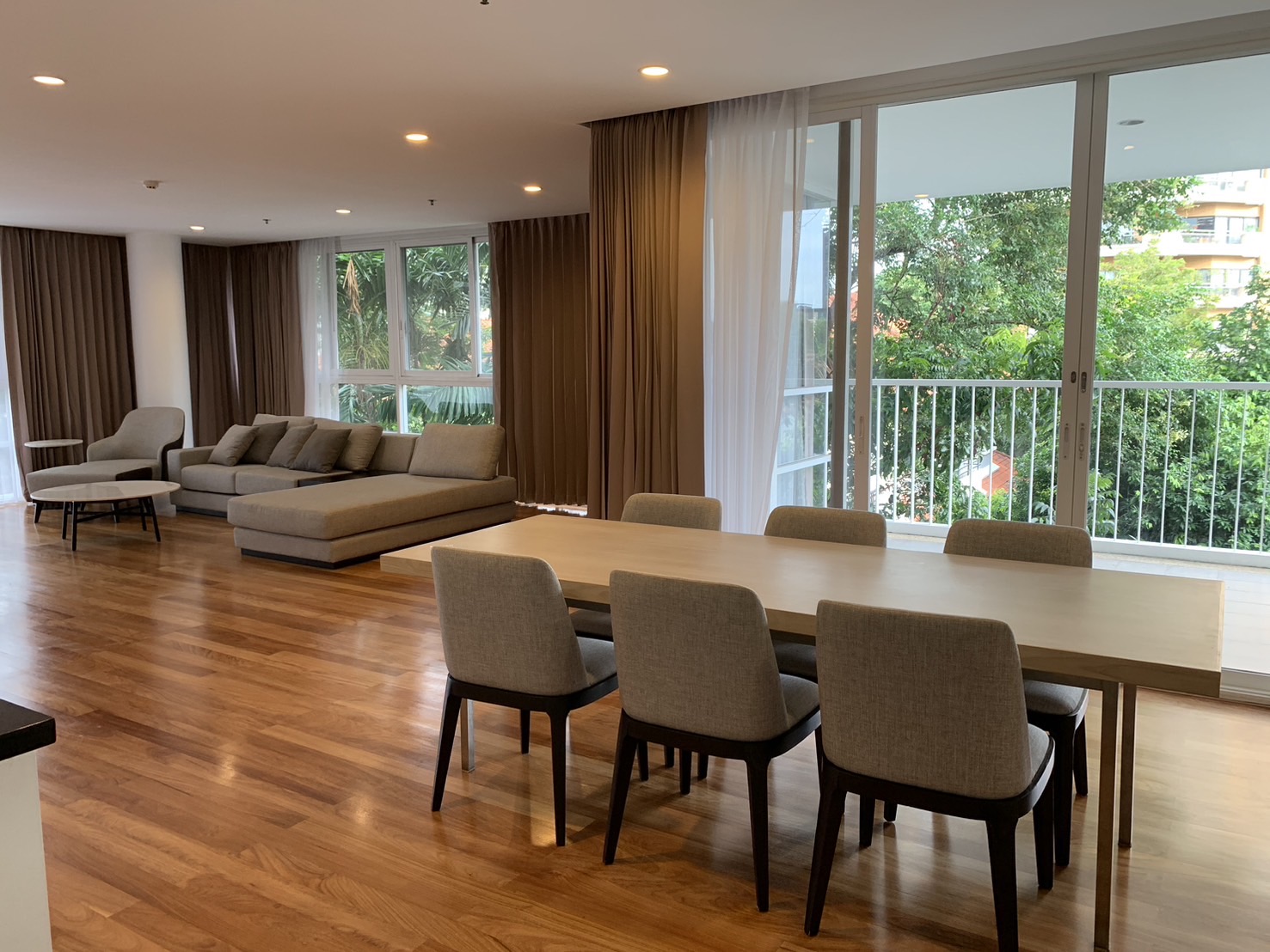 Discover a beautifully renovated 3-bedroom, 3-bathroom residence in the heart of Sukhumvit 65, Ekkamai.