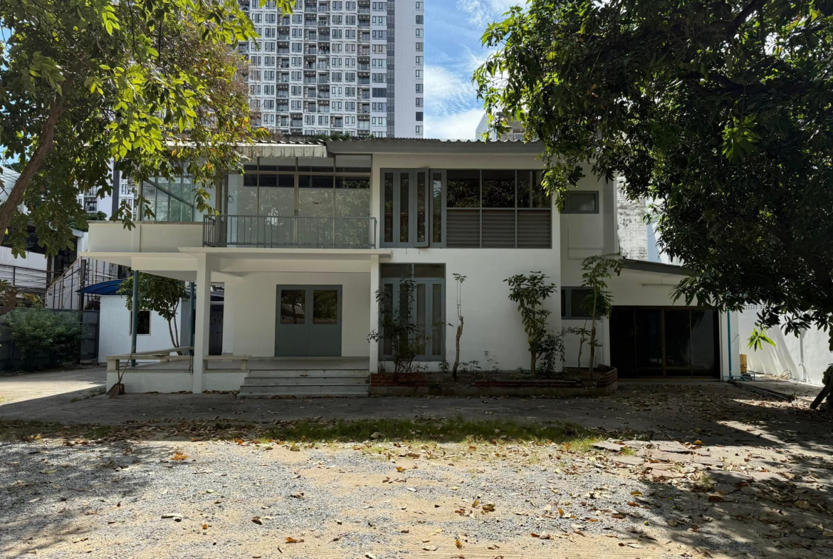 Spacious 2-Story House for Rent on Sukhumvit 63, Ekkamai