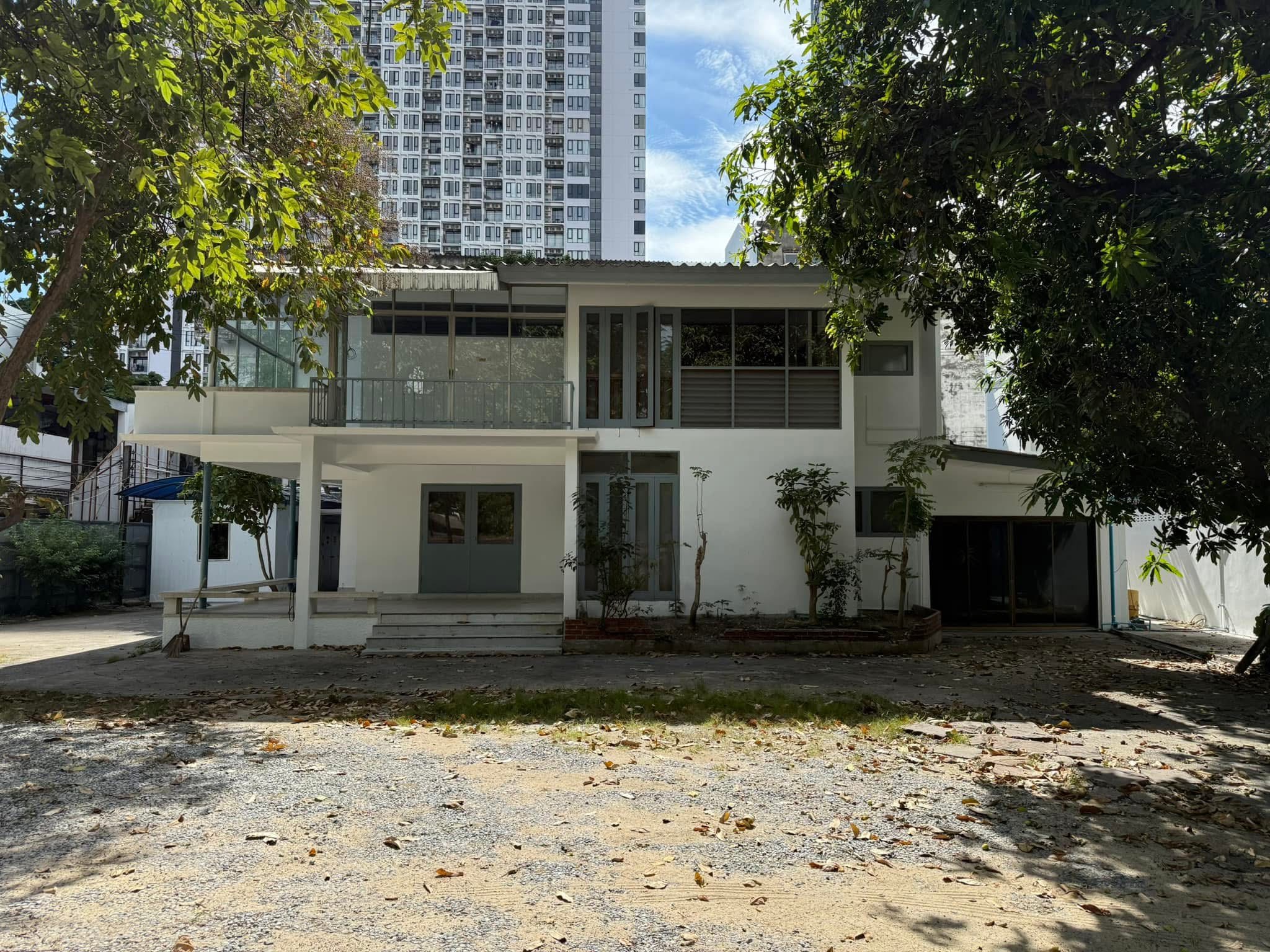 Spacious 2-Story House for Rent on Sukhumvit 63, Ekkamai