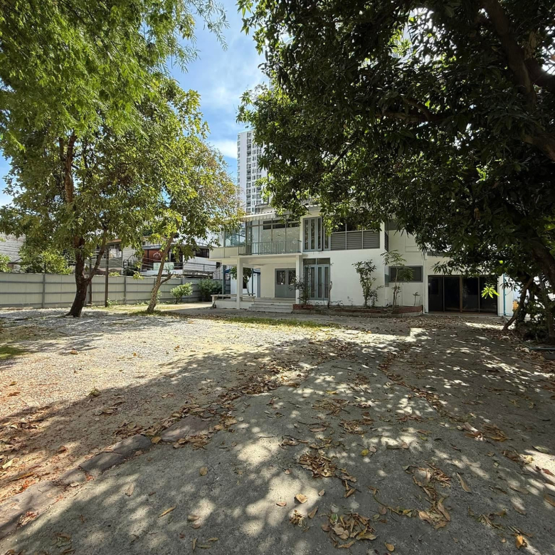 Spacious 2-Story House for Rent on Sukhumvit 63, Ekkamai