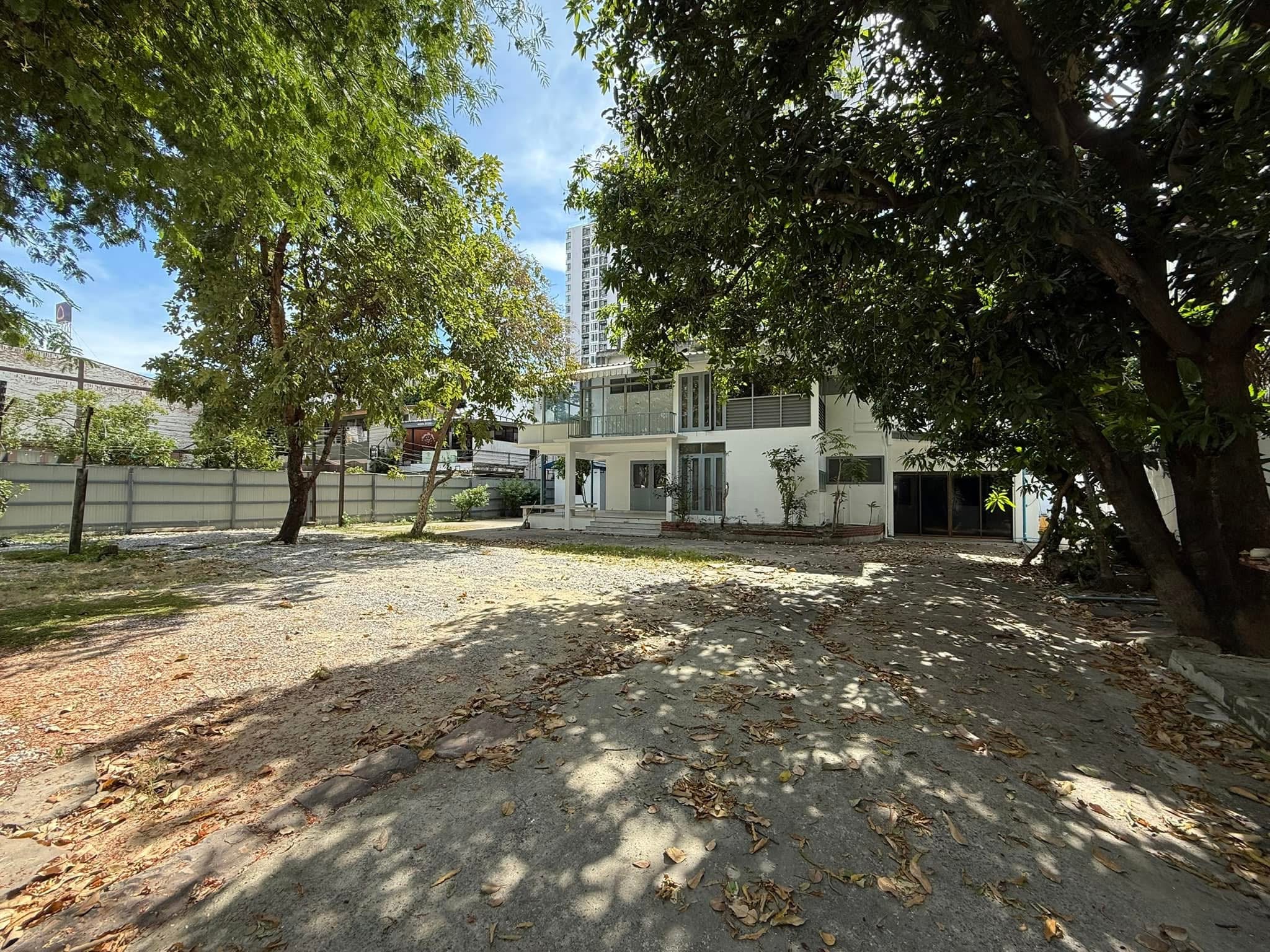 Spacious 2-Story House for Rent on Sukhumvit 63, Ekkamai