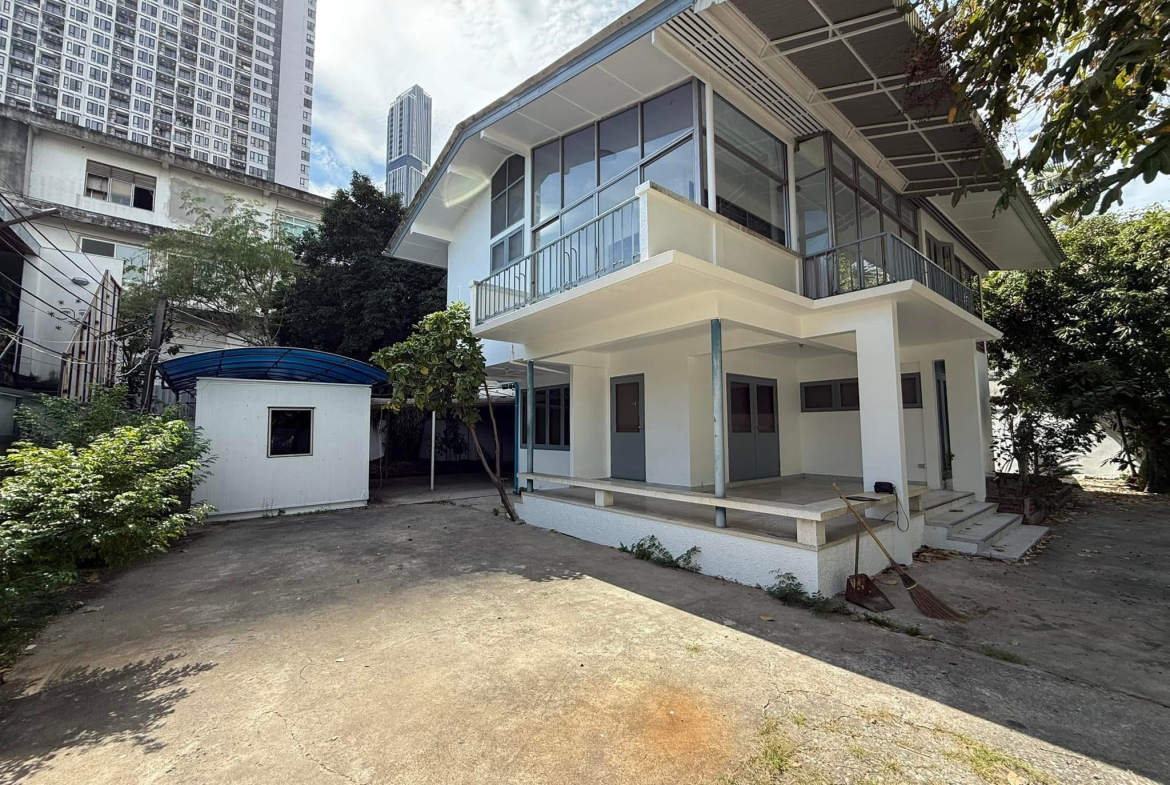 Spacious 2-Story House for Rent on Sukhumvit 63, Ekkamai