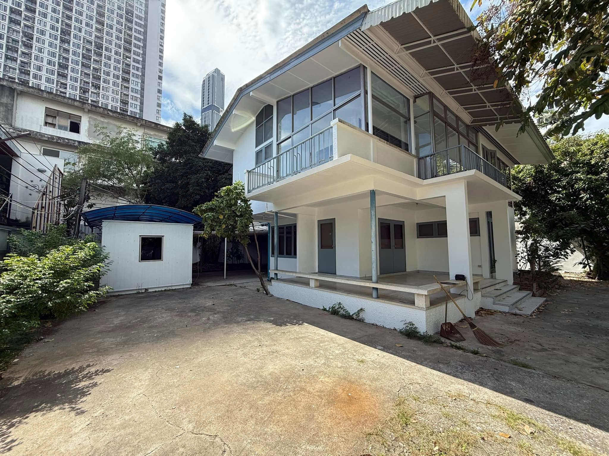 Spacious 2-Story House for Rent on Sukhumvit 63, Ekkamai