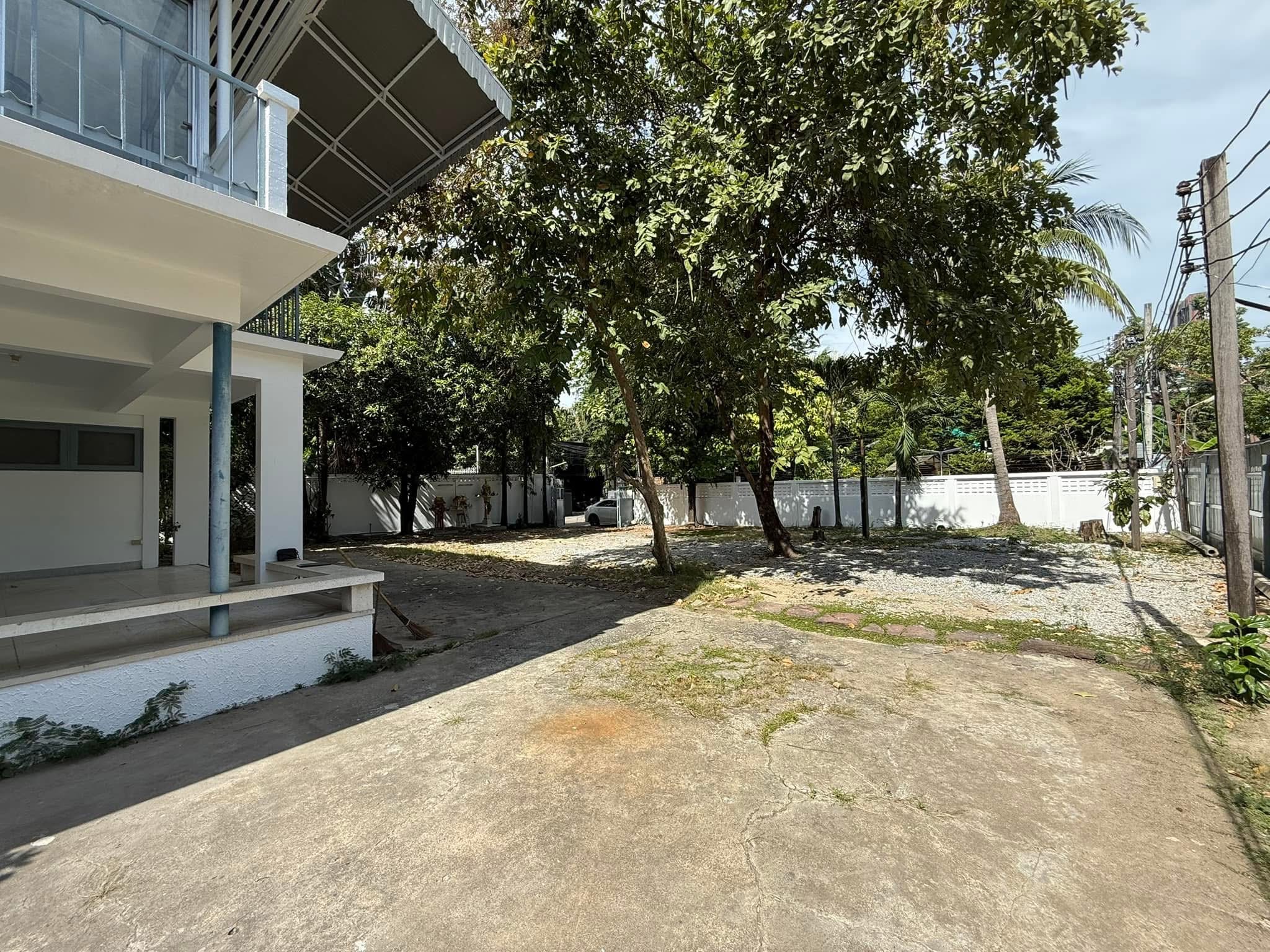 Spacious 2-Story House for Rent on Sukhumvit 63, Ekkamai