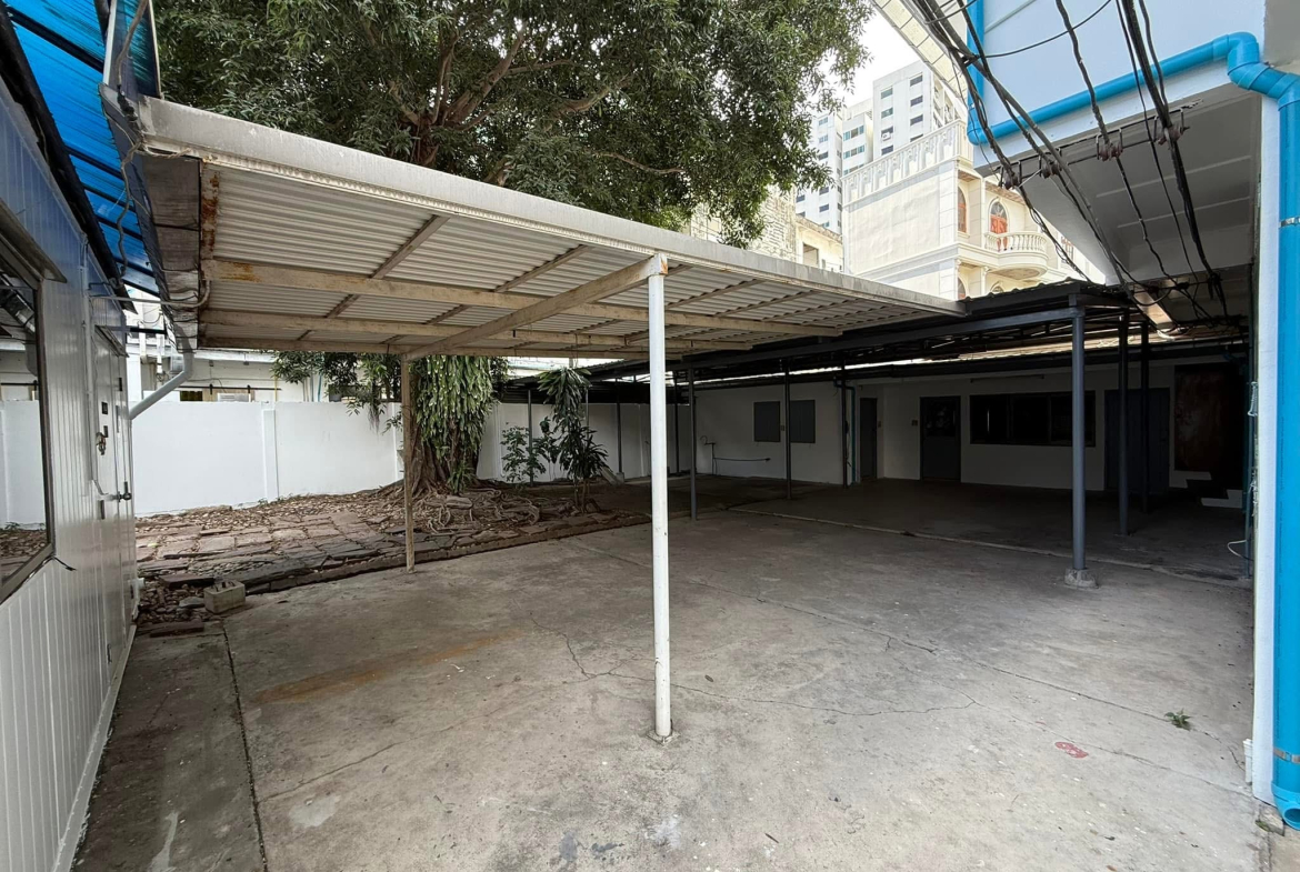 Spacious 2-Story House for Rent on Sukhumvit 63, Ekkamai