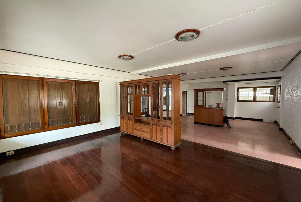 Spacious 2-Story House for Rent on Sukhumvit 63, Ekkamai