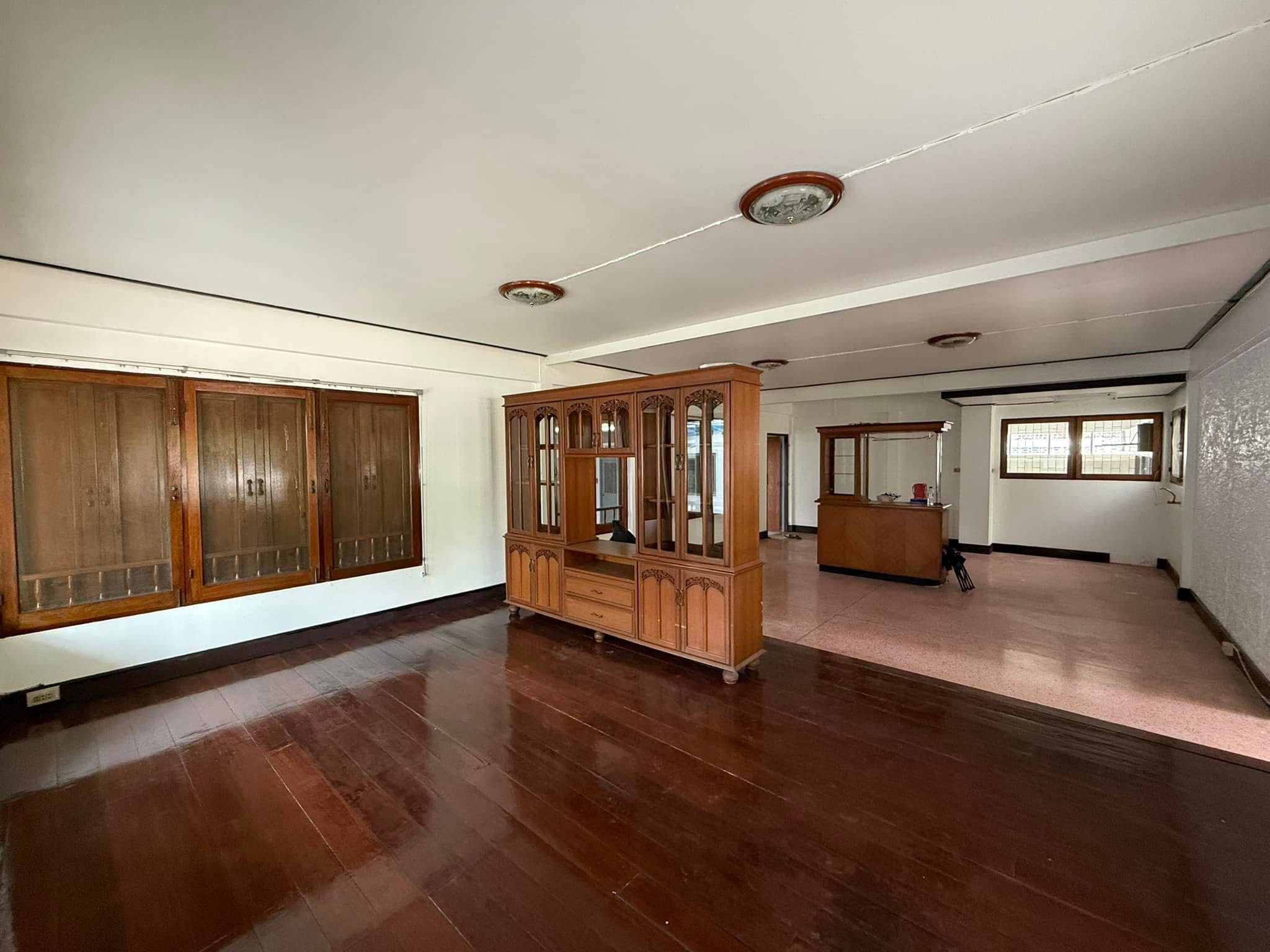 Spacious 2-Story House for Rent on Sukhumvit 63, Ekkamai