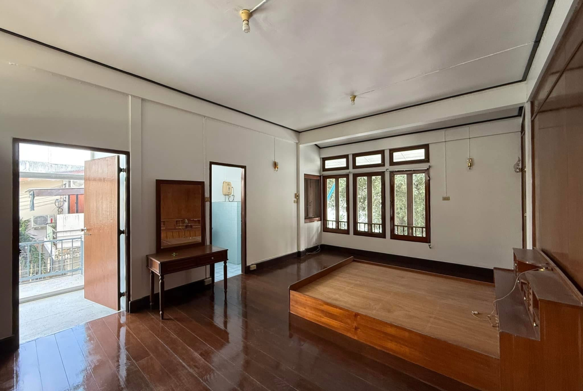 Spacious 2-Story House for Rent on Sukhumvit 63, Ekkamai