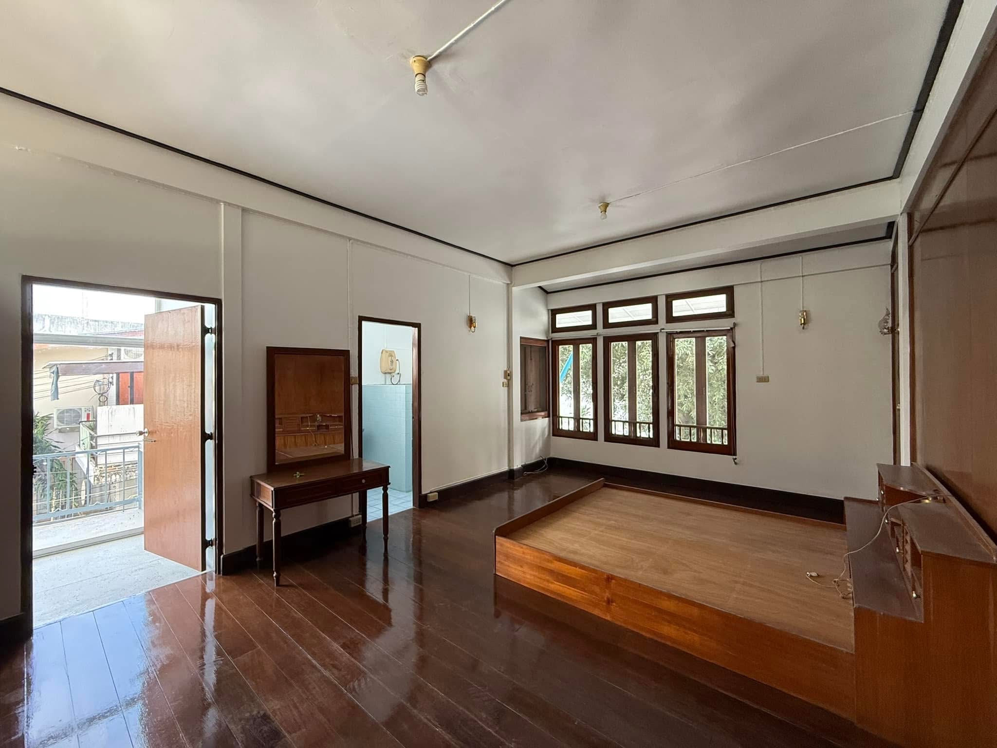 Spacious 2-Story House for Rent on Sukhumvit 63, Ekkamai