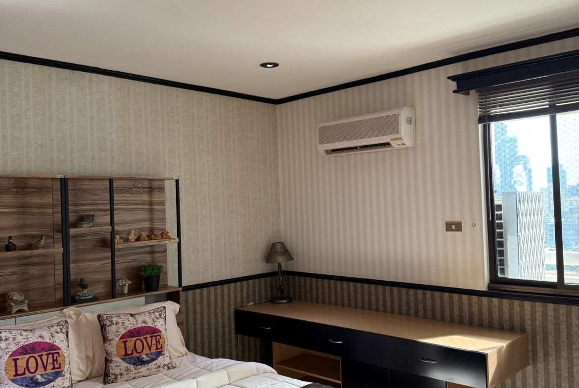 Recently Renovated Two Bedroom Condo Sukhumvit 39 near BTS Phrom Phong