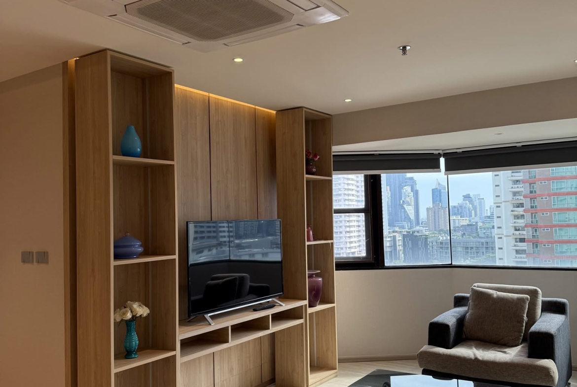 Recently Renovated Two Bedroom Condo Sukhumvit 39 near BTS Phrom Phong