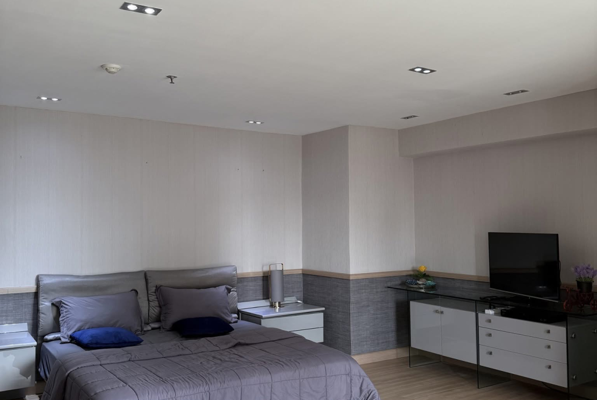 Recently Renovated Two Bedroom Condo Sukhumvit 39 near BTS Phrom Phong