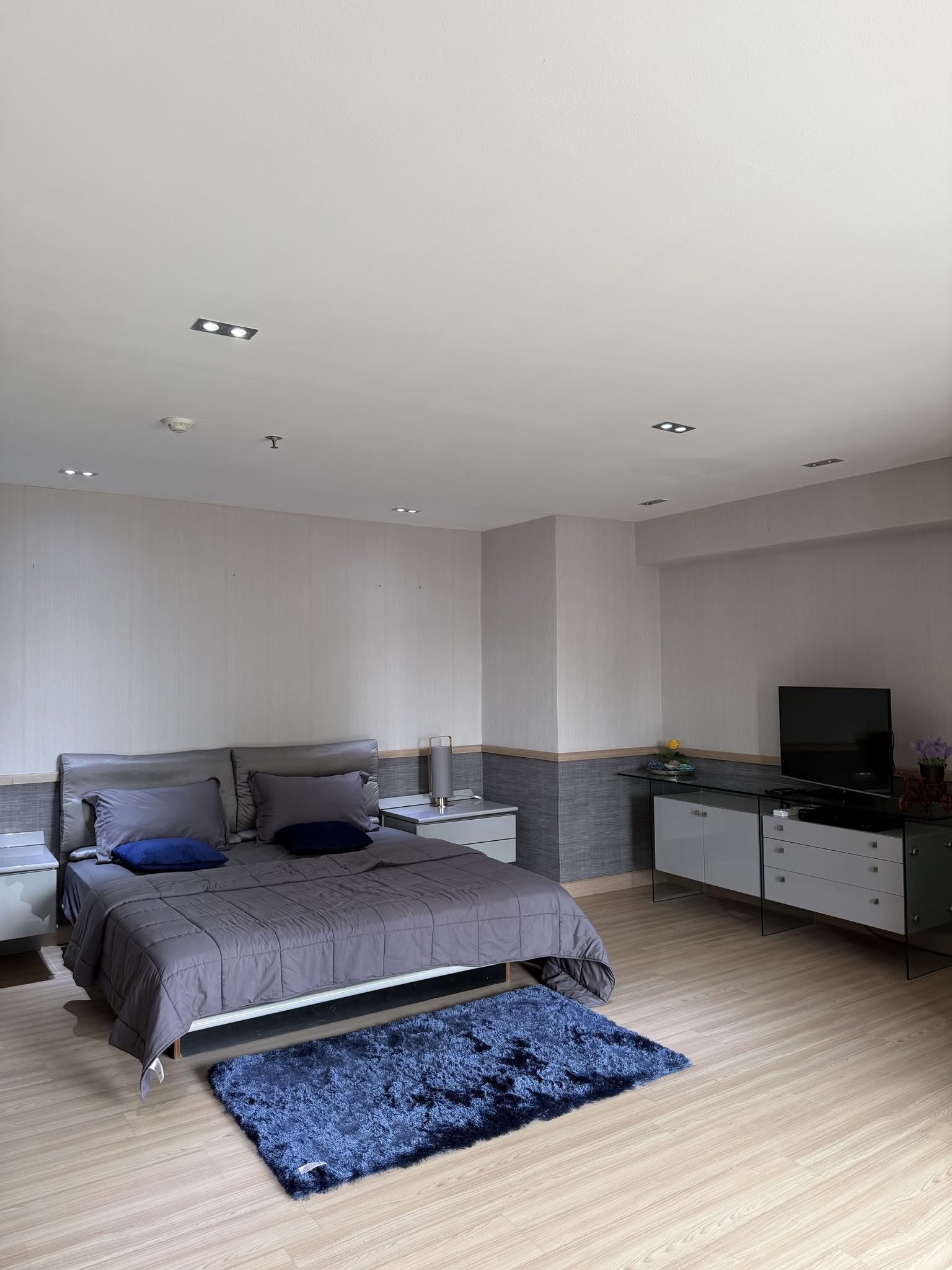 Recently Renovated Two Bedroom Condo Sukhumvit 39 near BTS Phrom Phong