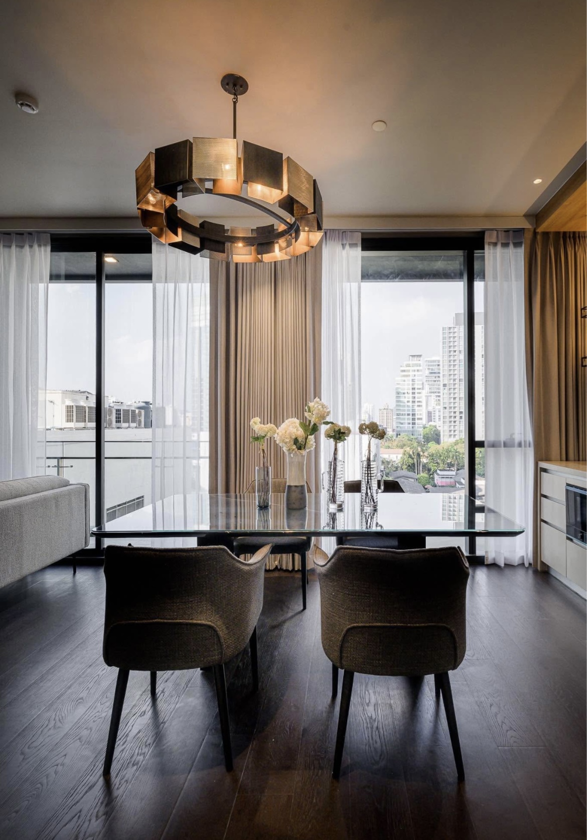 Modern two-bedroom condo for rent at LAVIQ Sukhumvit 57