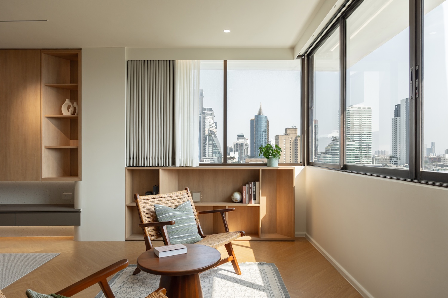 Spacious Three bedroom pet friendly condo for rent in Thong Lor