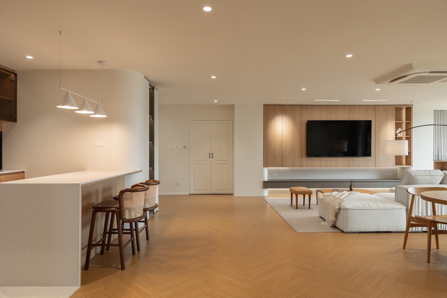 Spacious Three bedroom pet friendly condo for rent in Thong Lor