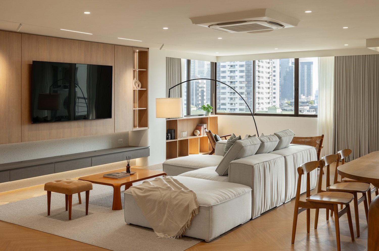 Spacious Three bedroom pet friendly condo for rent in Thong Lor