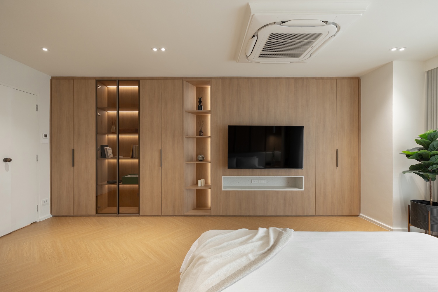 Spacious Three bedroom pet friendly condo for rent in Thong Lor