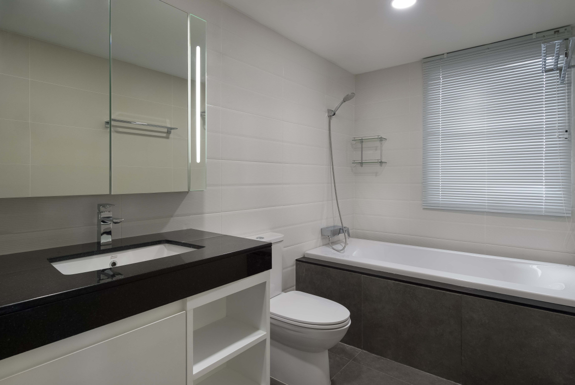 Spacious 1-Bedroom Condo for Rent in Phrom Phong, Sukhumvit 26 – Prime Location