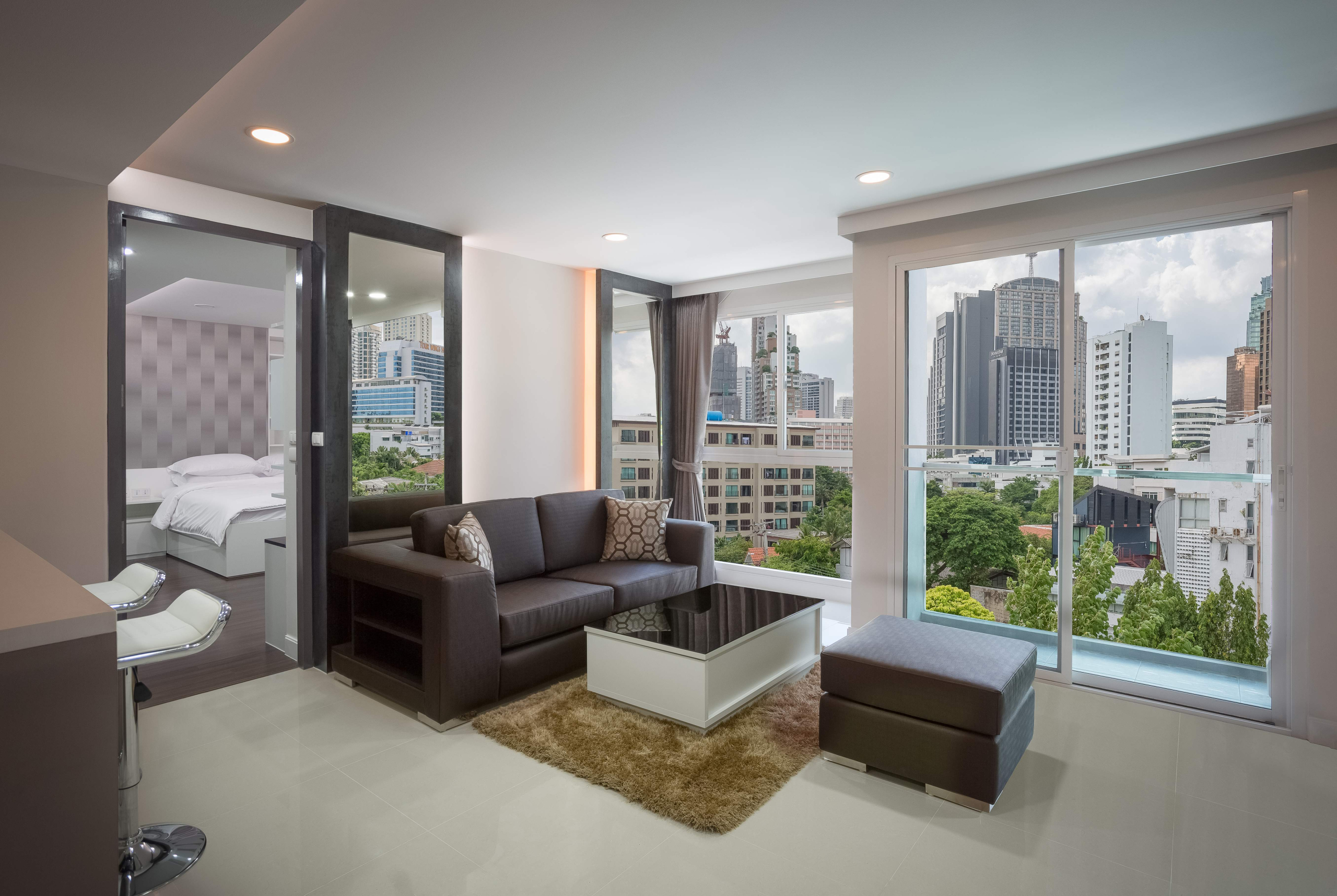 1B – Living (2) Spacious 1-Bedroom Condo for Rent in Phrom Phong, Sukhumvit 26 – Prime Location