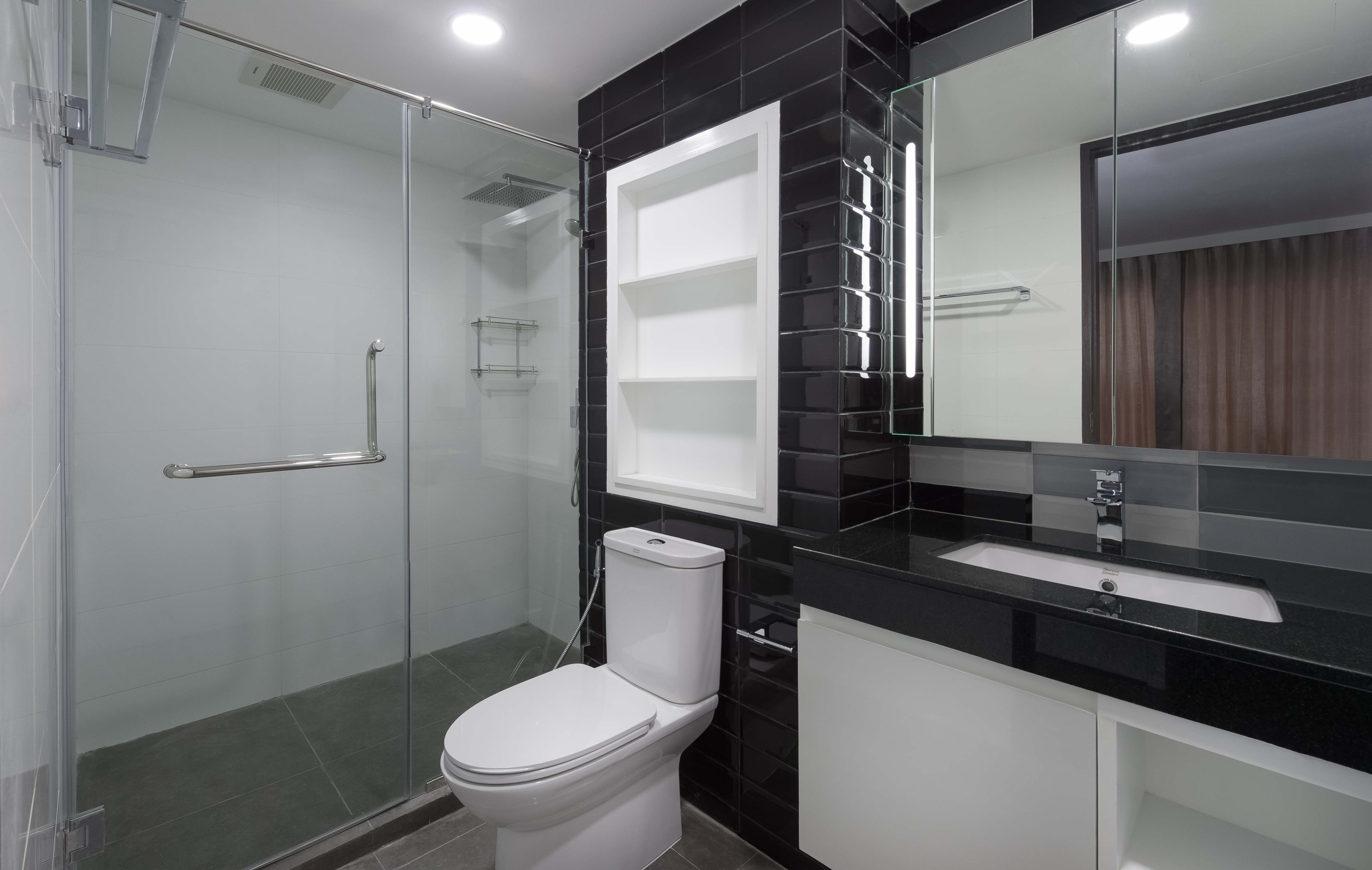 2B – Bathroom 1 Spacious Two-Bedroom Condo for Rent in Phrom Phong, Sukhumvit 26