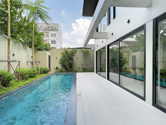 Modern 4 Bedroom Pool Villa for Rent in Ekkamai – Spacious, Stylish, and Tranquil Living Near BTS