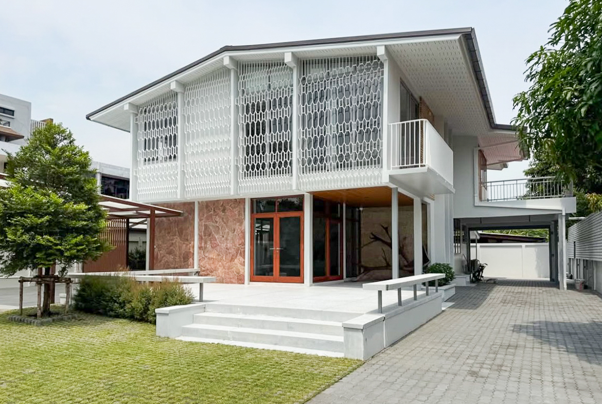 For rent: Fully renovated 4-bedroom house in Pridi Banomyong 25 (Ekkamai Soi 10), just 750m from Sukhumvit 71. 450 sqm of living space on 143 sq.wah land, 6+ parking, 2 kitchens, spacious layout, no pets, ready to move in.