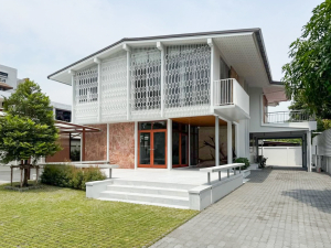 For rent: Fully renovated 4-bedroom house in Pridi Banomyong 25 (Ekkamai Soi 10), just 750m from Sukhumvit 71. 450 sqm of living space on 143 sq.wah land, 6+ parking, 2 kitchens, spacious layout, no pets, ready to move in.