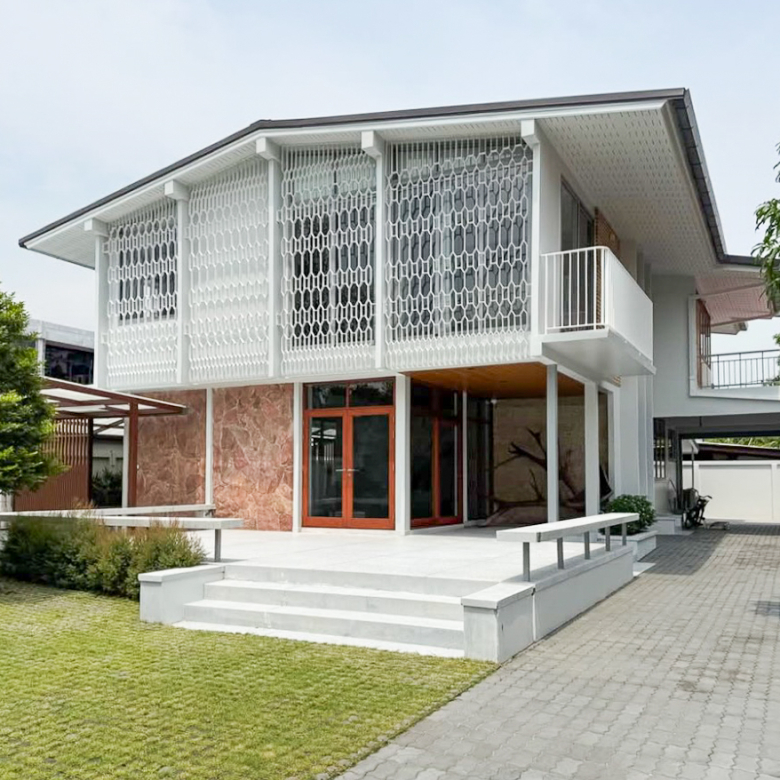 For rent: Fully renovated 4-bedroom house in Pridi Banomyong 25 (Ekkamai Soi 10), just 750m from Sukhumvit 71. 450 sqm of living space on 143 sq.wah land, 6+ parking, 2 kitchens, spacious layout, no pets, ready to move in.