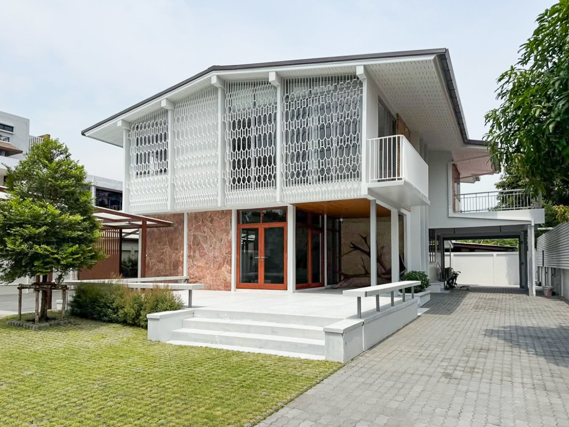 For rent: Fully renovated 4-bedroom house in Pridi Banomyong 25 (Ekkamai Soi 10), just 750m from Sukhumvit 71. 450 sqm of living space on 143 sq.wah land, 6+ parking, 2 kitchens, spacious layout, no pets, ready to move in.