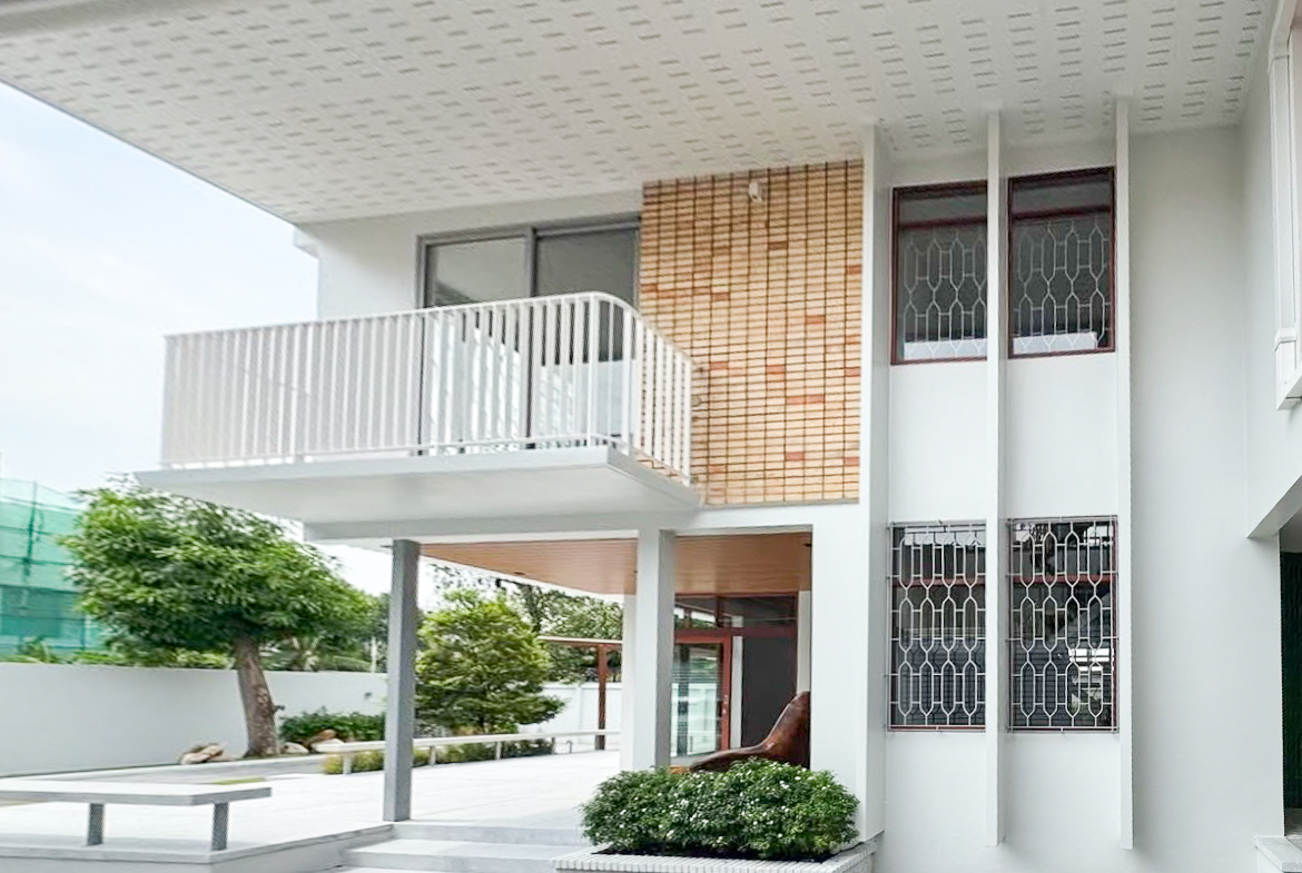 For rent: Fully renovated 4-bedroom house in Pridi Banomyong 25 (Ekkamai Soi 10), just 750m from Sukhumvit 71. 450 sqm of living space on 143 sq.wah land, 6+ parking, 2 kitchens, spacious layout, no pets, ready to move in.