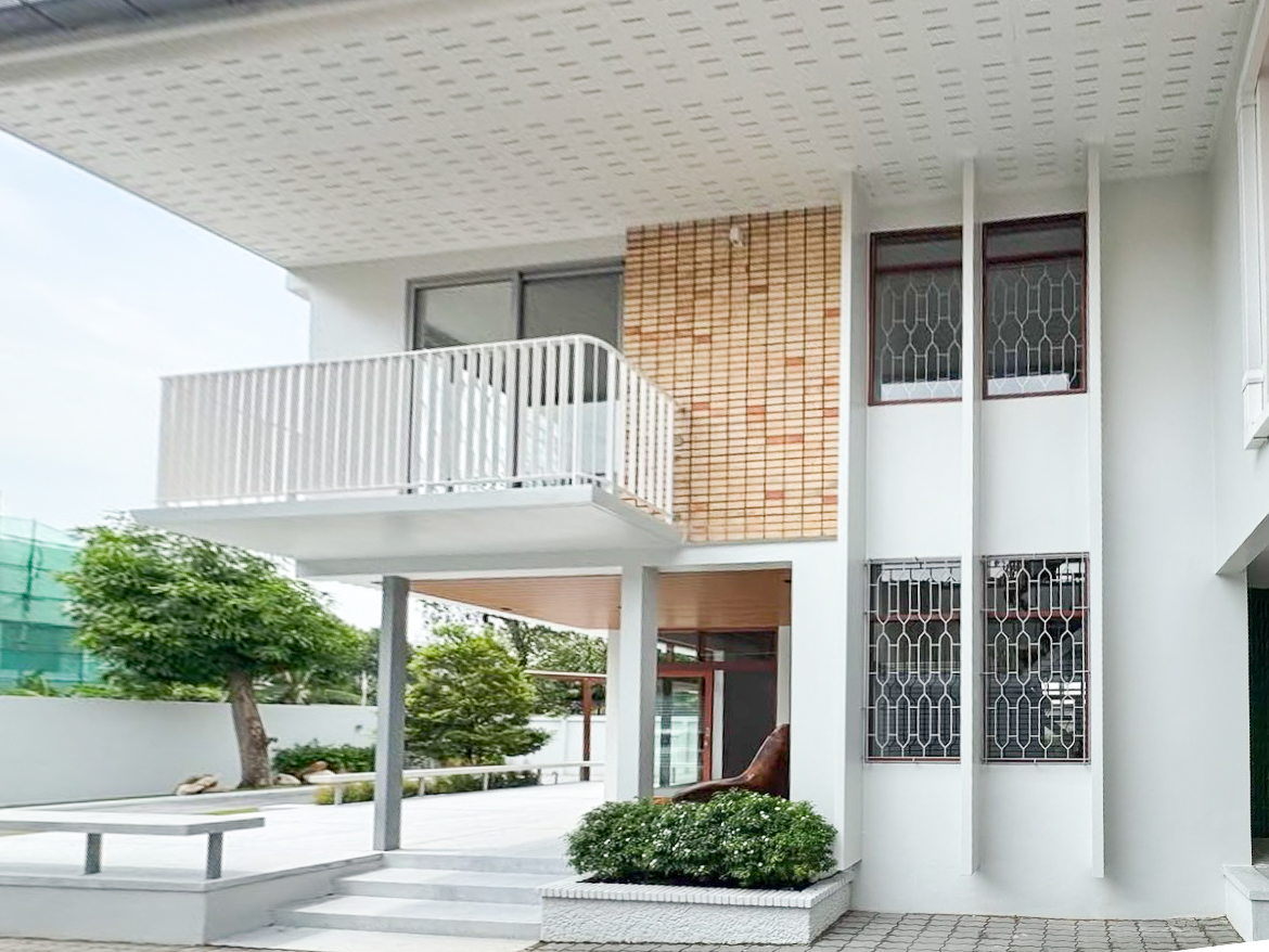 For rent: Fully renovated 4-bedroom house in Pridi Banomyong 25 (Ekkamai Soi 10), just 750m from Sukhumvit 71. 450 sqm of living space on 143 sq.wah land, 6+ parking, 2 kitchens, spacious layout, no pets, ready to move in.